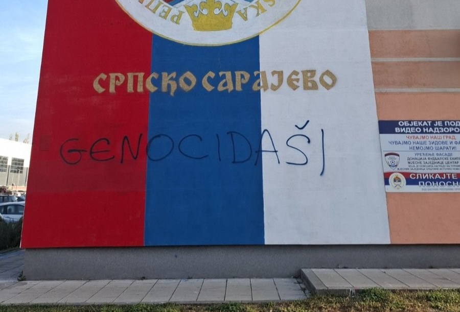 Ухапшен Сарајлија за оштећење мурала тробојке