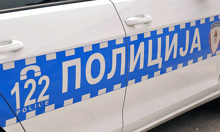 Из аутомобила украдена торбица са новцем и документима